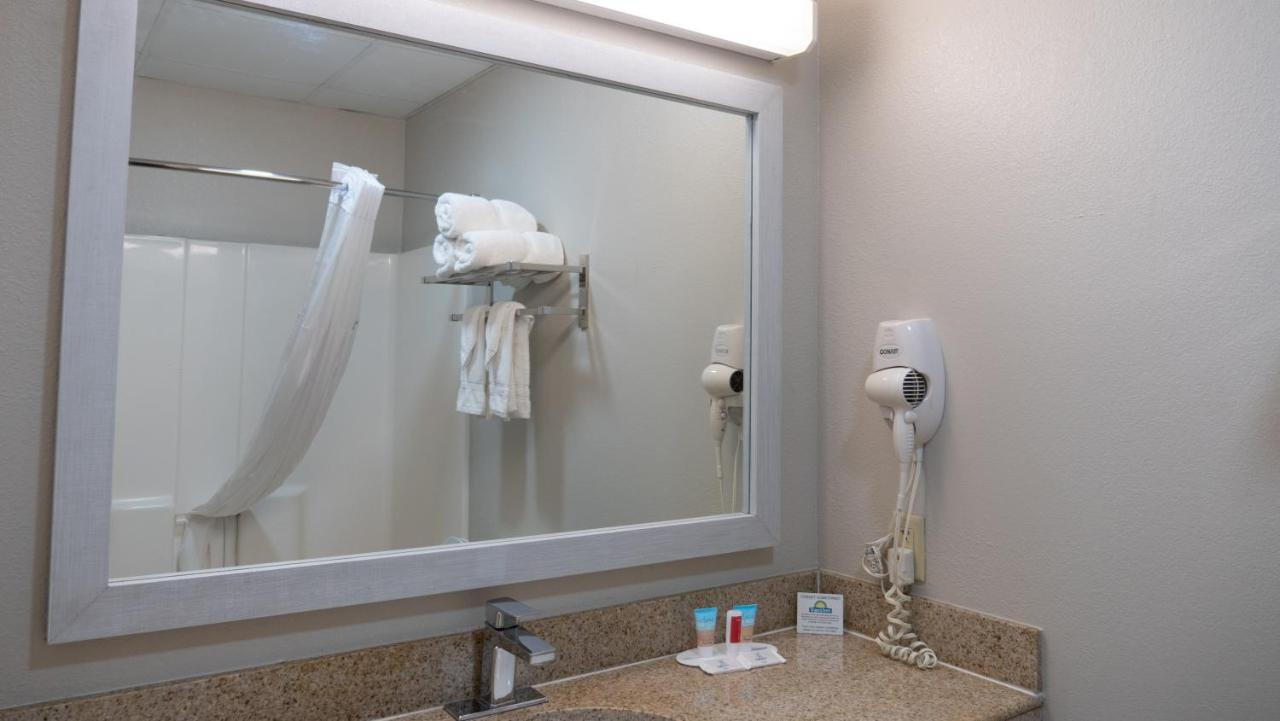 Days Inn & Suites By Wyndham Savannah North I-95 Port Wentworth Esterno foto