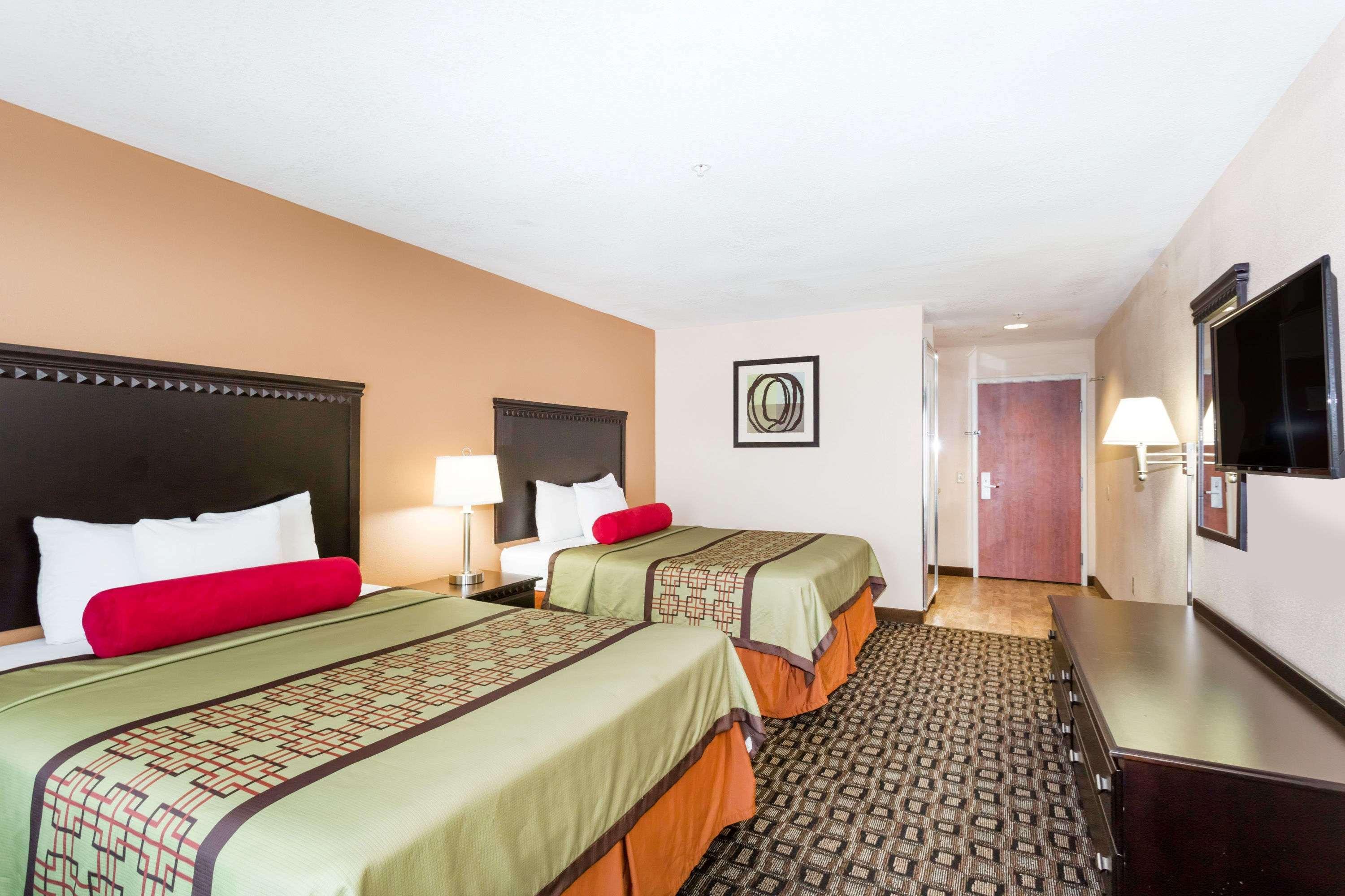 Days Inn & Suites By Wyndham Savannah North I-95 Port Wentworth Esterno foto