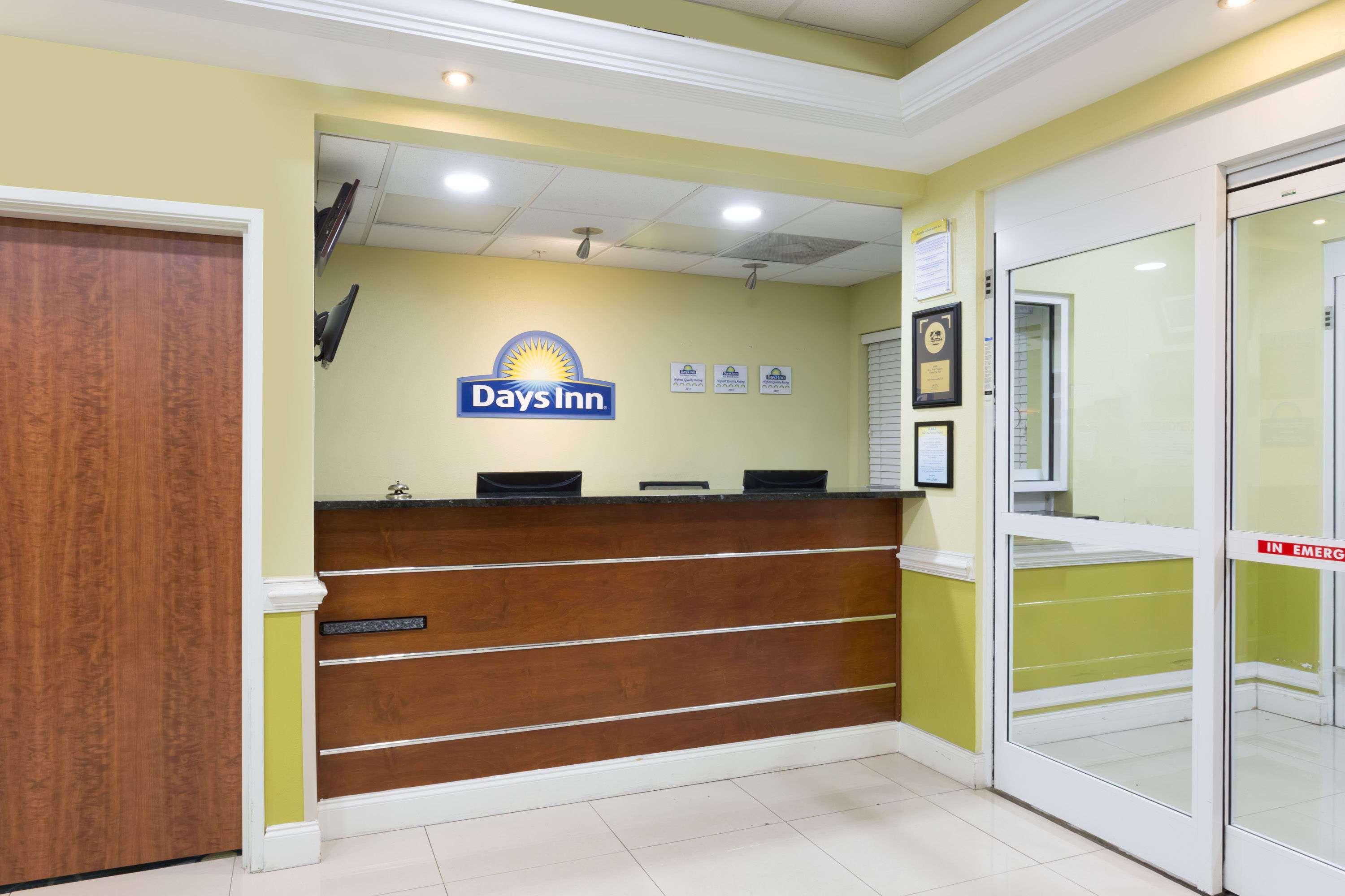 Days Inn & Suites By Wyndham Savannah North I-95 Port Wentworth Esterno foto