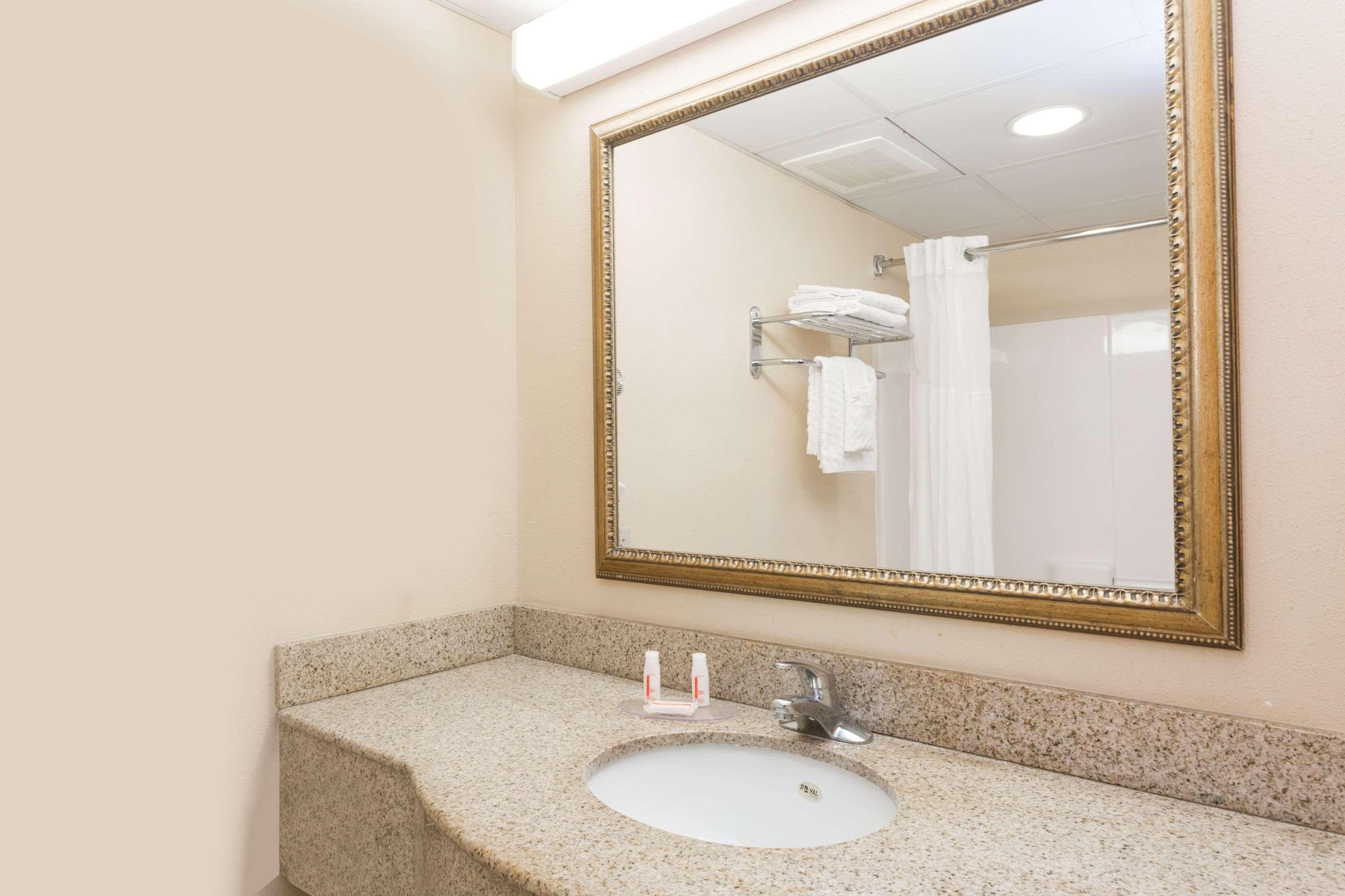 Days Inn & Suites By Wyndham Savannah North I-95 Port Wentworth Esterno foto