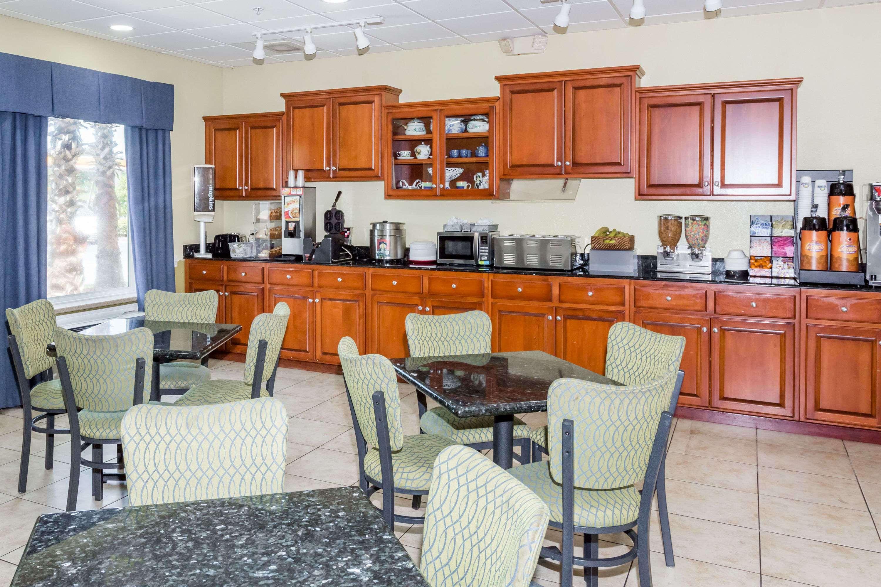 Days Inn & Suites By Wyndham Savannah North I-95 Port Wentworth Esterno foto
