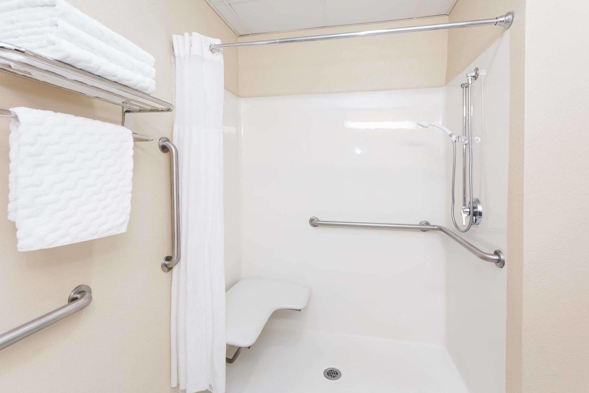 Days Inn & Suites By Wyndham Savannah North I-95 Port Wentworth Esterno foto